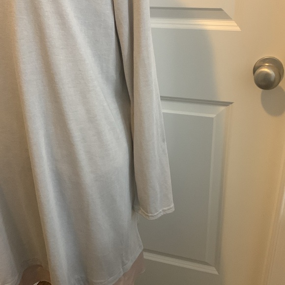 NWOT. Woman’s long sleeve tunic style top with round neckline and contrast hem. - Picture 3 of 10